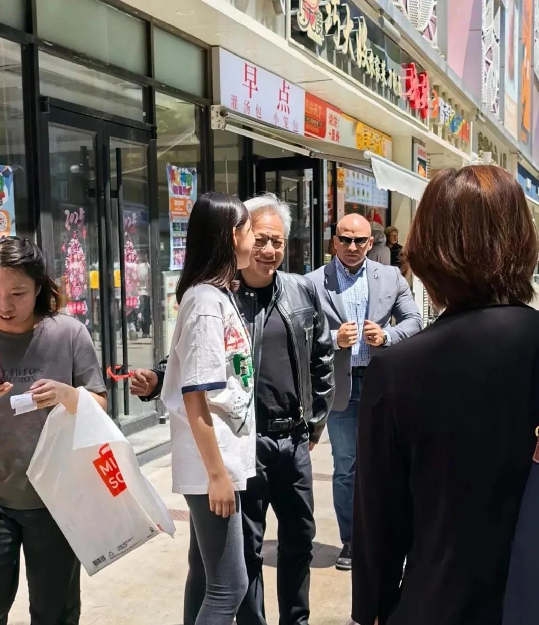 英伟达总裁黄仁勋不愧是“黄老邪”，大热天的他还穿着皮衣外套。
黄仁勋解释说他有一
