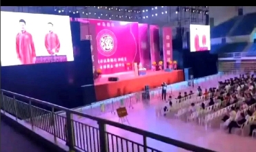 真让人火大！

张鹤伦郴州商演刚结束，黑子就急吼吼拿返场空场照造谣“上座率惨淡”