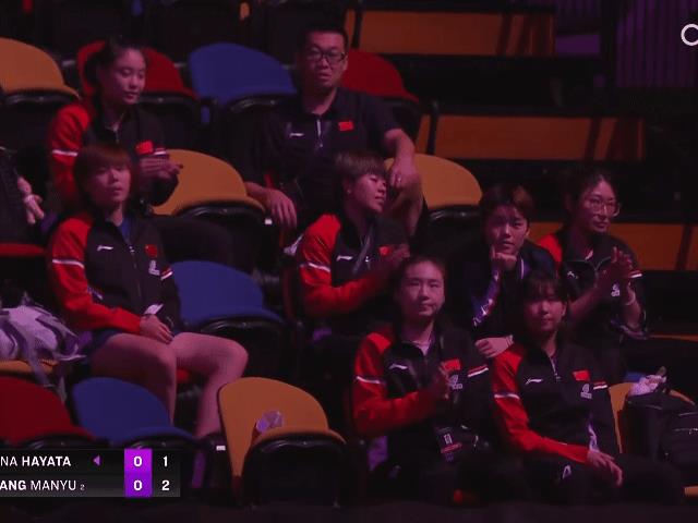 王艺迪和杜凯琹在热聊，后面一个女孩子戳了戳大迪，大迪不为所动，大迪：和闺蜜在八卦