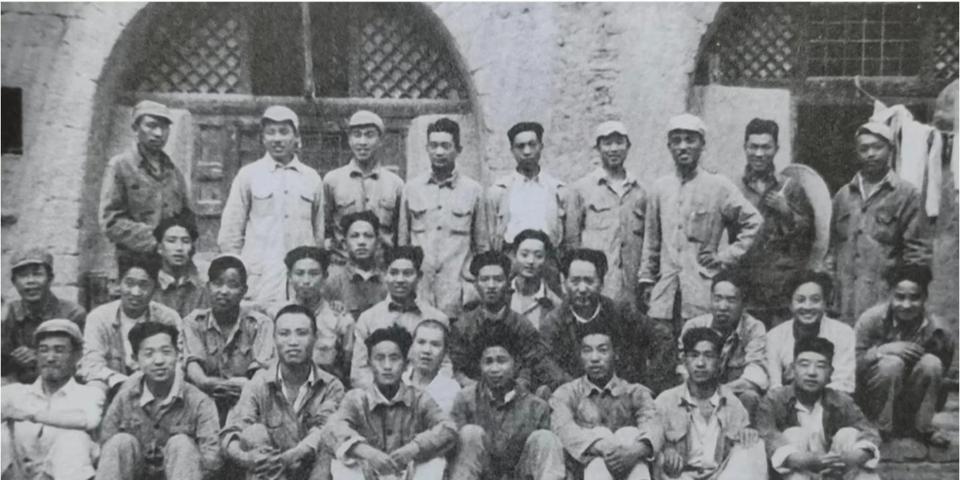 1947年，面对国民党军对陕北的重点进攻，中共中央主动撤离延安，开启转战陕北的征