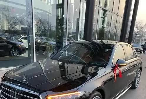 广东深圳，女子在一家4S店买了辆奔驰车，在销售人员的极力推荐下，她办理了38万贷