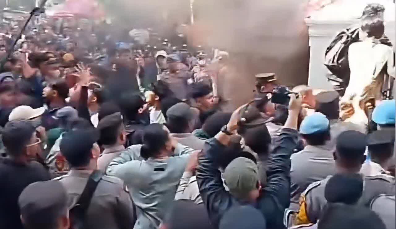 印尼政府妥协，接受抗议要求
在声势浩大的全国性抗议面前，印尼议会各政党经过紧急