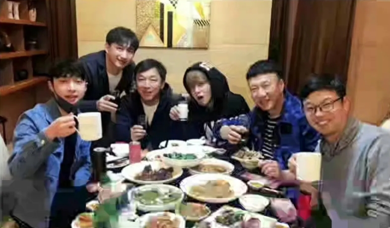 这是全内娱小生都羡慕的资源吧[机智]
当初EXO在韩国大火，里面的中国成员也回到