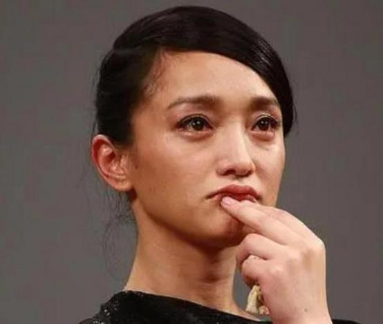 刘烨周迅酒局争吵事件











你敢信？当年刘烨竟然公开指责周迅靠导