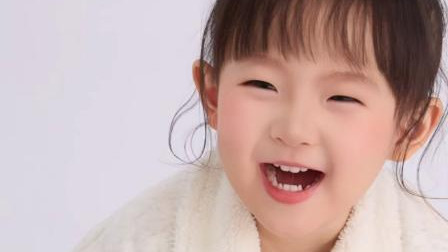 王思聪女儿闪闪一笑，治愈全网！这灵气到底像谁？