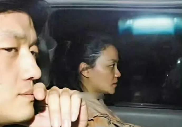 王菲怀李嫣时的旧照流出，不化妆、穿得简简单单，跟大街上的孕妇没两样，这就是妈妈最