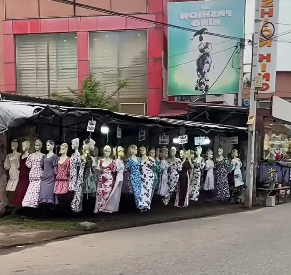 老板太有才了，这样卖衣服