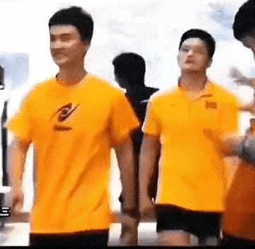 考古梁靖崑抱着樊振东头按了一下，然后很得瑟的大步往前走这段，开始以为是大胖欺负小