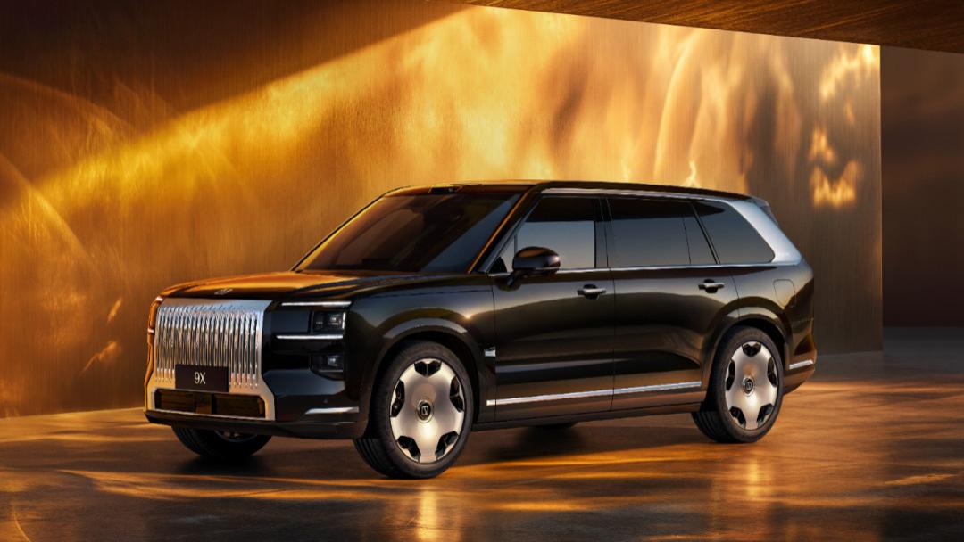 极氪“大墨镜〞火了，保时捷“青蛙眼”绿了，好车设计谁说了算？