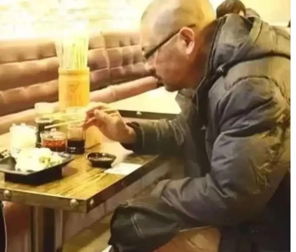 想不通！女子开了一家饺子馆，一个 50 多岁的大哥在他店里连续吃了3 年的饺子，