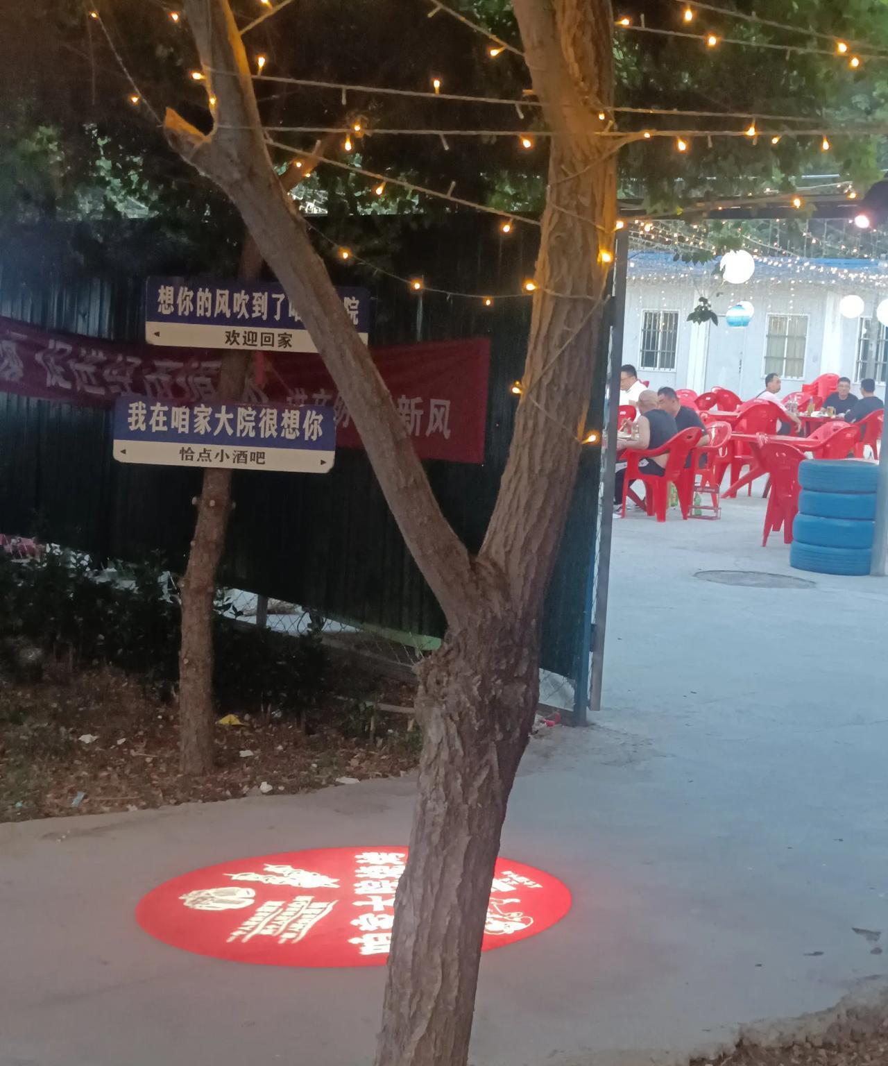 炎热的夏夜，三五个好友聚在一处，吃吃喝喝，倒也快活。不过，这看似平常的小聚实则有