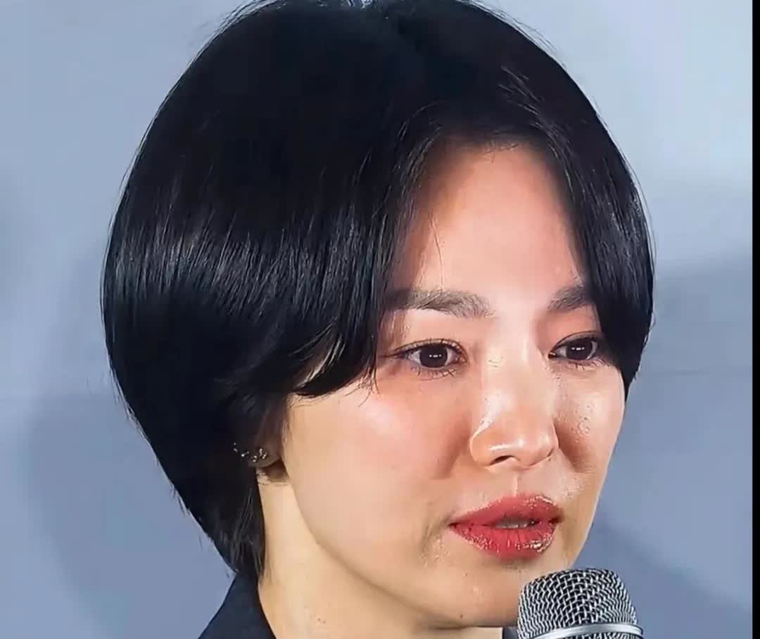 你们知道宋慧乔为什么一次次买黑热搜黑宋仲基吗？因为她现在过得不幸福呗，原生家庭不