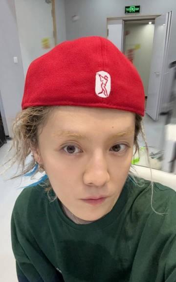 鹿晗把眉毛漂成黄色了？
