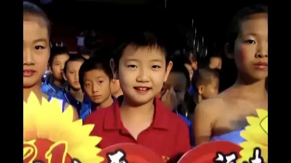 孙颖莎，一个伟大的球员！
就这么一个不起眼小姑娘，可以给她一个伟大！
她不仅球打