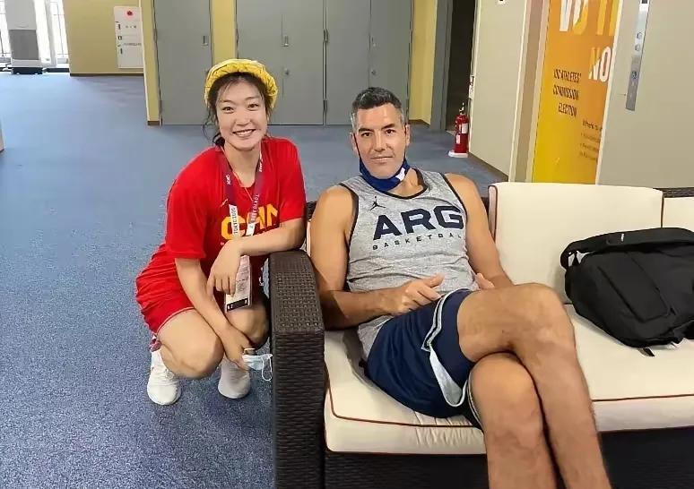 看到李梦和斯科拉的合影，有种莫名的亲切感。斯科拉对于中国球迷来说应该是很熟悉的，