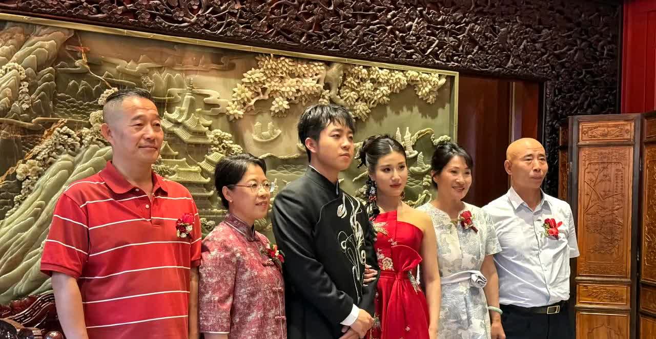 德云社张九龄结婚了，新娘很漂亮，伴郎团也很气派。

张九龄出生于1994年1