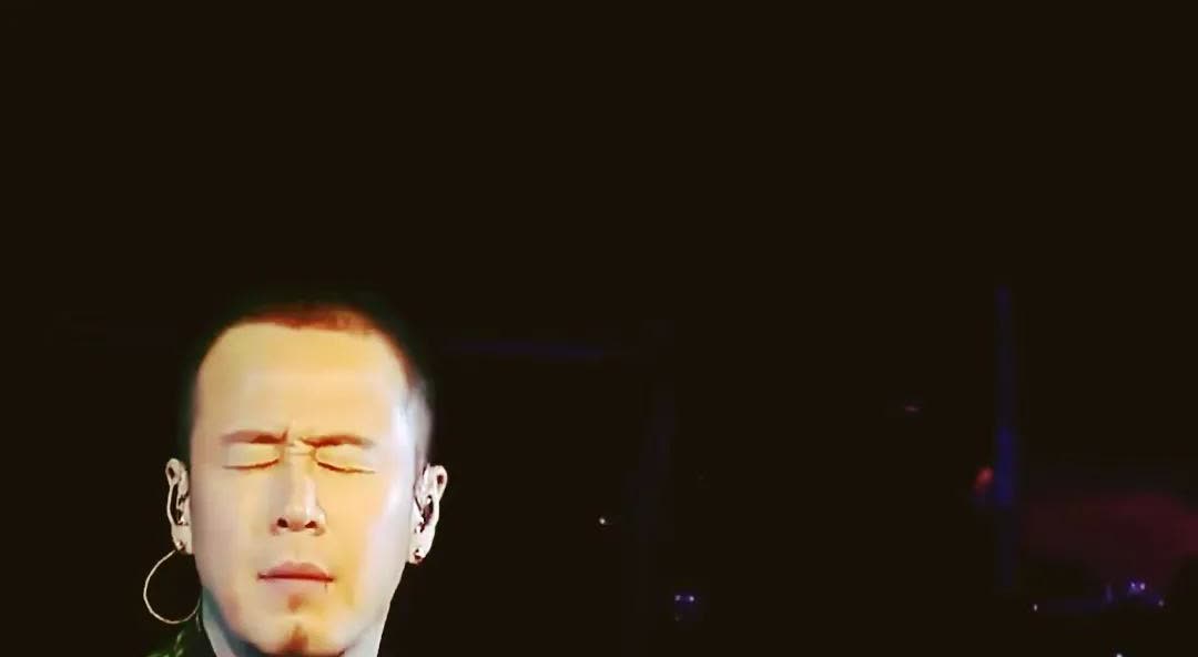 为什么杨坤唱红歌遭全网讨伐？刀郎唱红歌唱哭一片人，刀郎在尊重原创的基础上，重新编