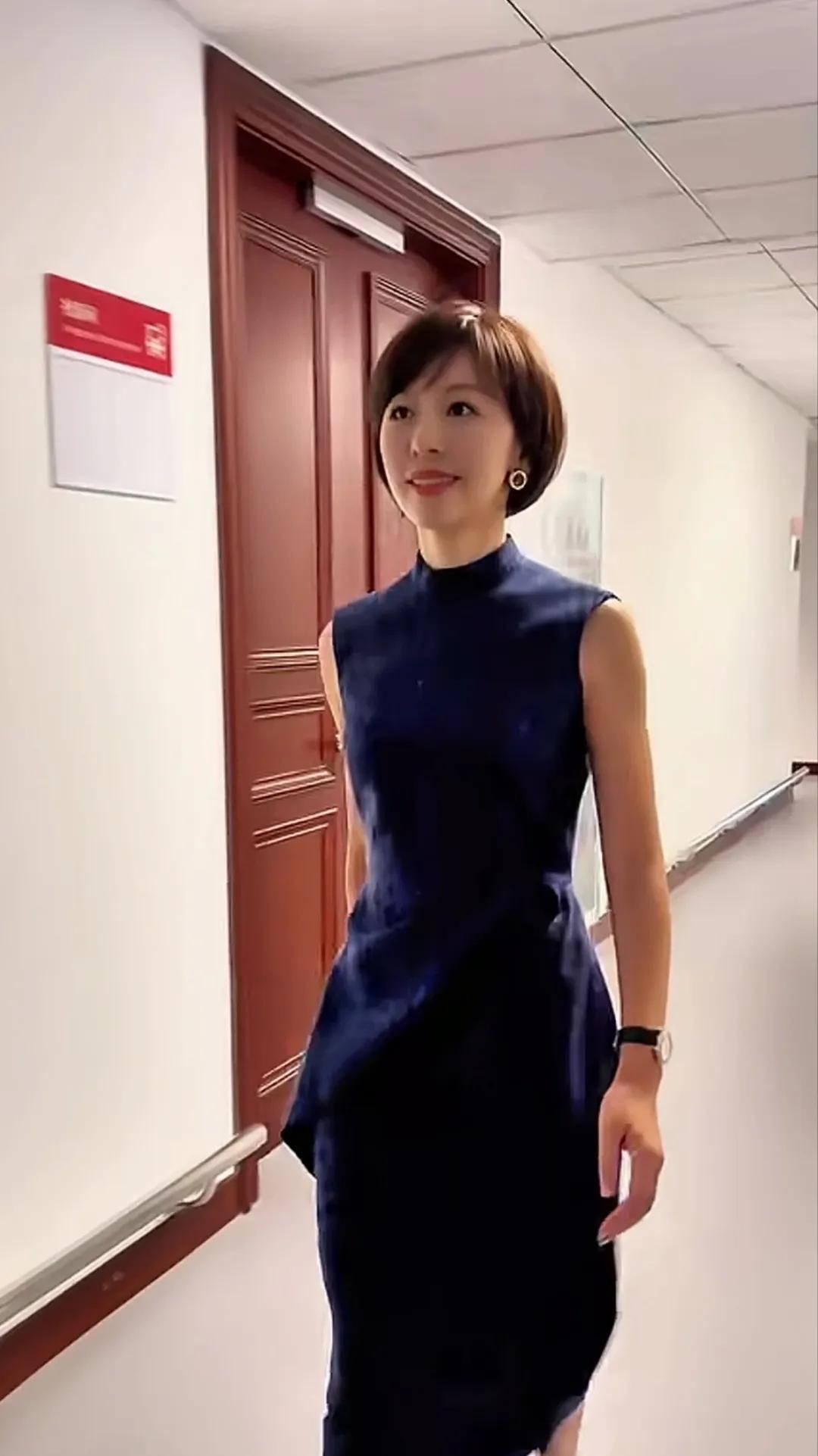 欧阳夏丹，一直觉得她的笑容很假。