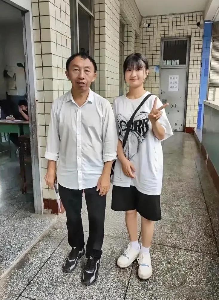一位女生突然收到一条信息，打开一看，原来是上小学时的数学老师发过来的，就问她明天