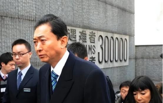 新加坡联合早报9月2日晚报道：“日本前首相鸠山由纪夫星期二（9月2日）飞往北京，