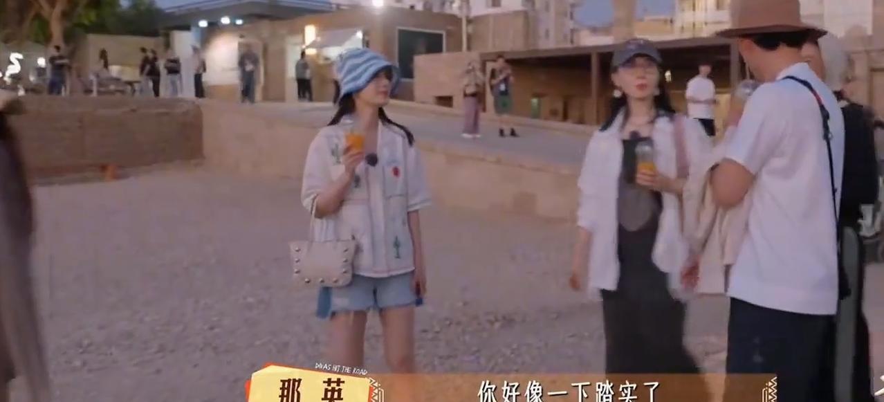 那英，张晚意那样，龚俊
呆呆地看着这一幕。
不由得想起一个人，
他也是
如此暖心