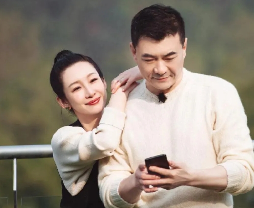 11年零绯闻！秦海璐深夜泪曝：丈夫守到凌晨4点的玄关，才是顶流爱情
