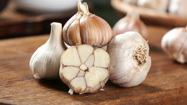 大蒜竟是心血管'天然卫士'？科学揭秘其降压机制与正确吃法