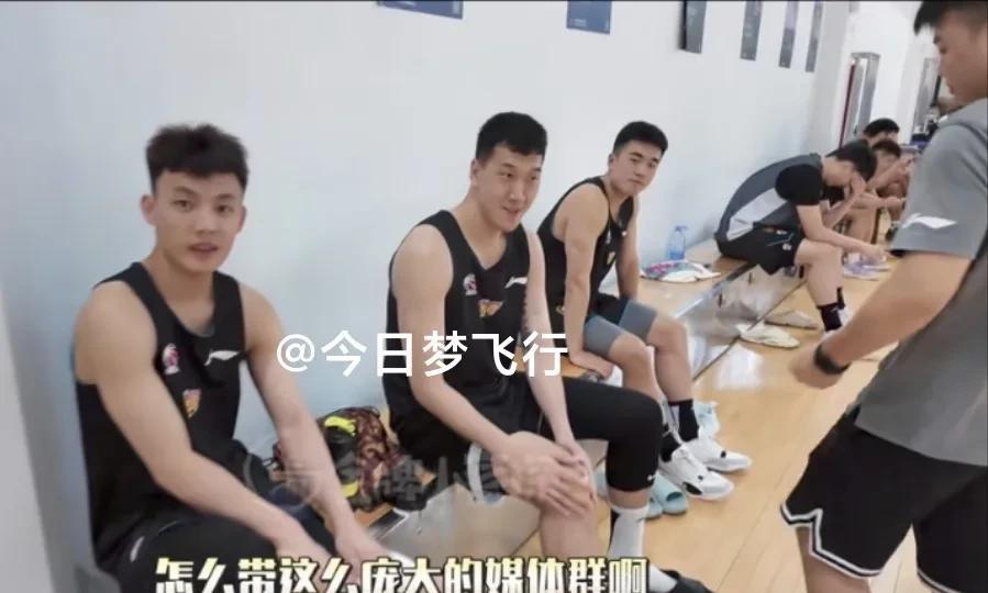 关C傅去广州二沙岛探营，广东队球员说：请回吧！
前天，广东体育频道专项记者关辛去