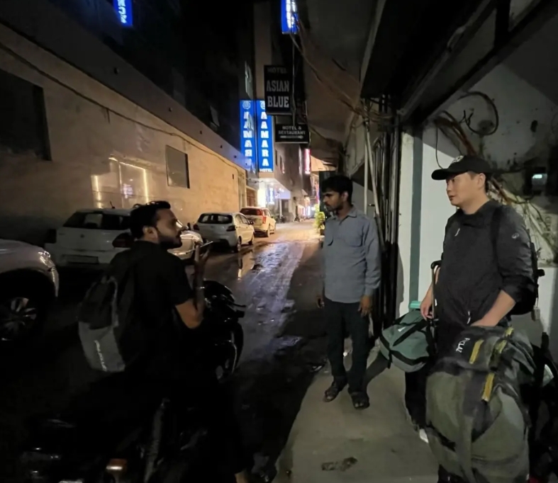看中国体育前线记者发回来的印度首都的照片，真是有些一言难尽！

这个还是在首都，