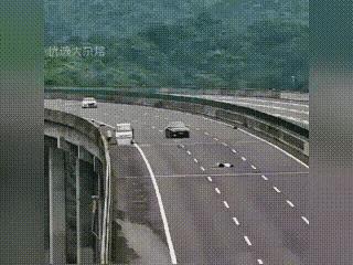 高速上夫妻吵架，女子全然不顾自身安全，跑到马路中间躺了下来。过往车辆纷纷紧急避险
