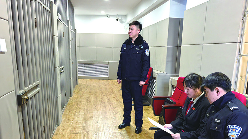 被拘留后终悔悟 ，4.6万元抚养费当场结清