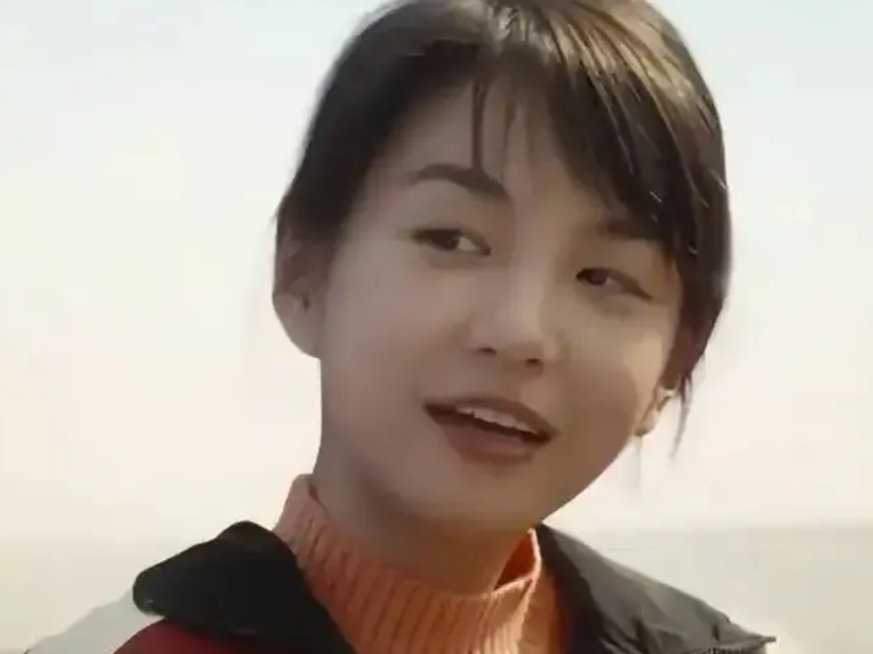 关于演员吴天琪的六条相关信息：
1、吴天琪，2001年出生于山东省青岛市，毕业于