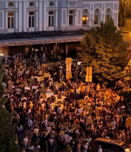 7月22日，乌克兰多个城市举行了反对限制国家反腐败局职权的集会。这些集会在基辅、