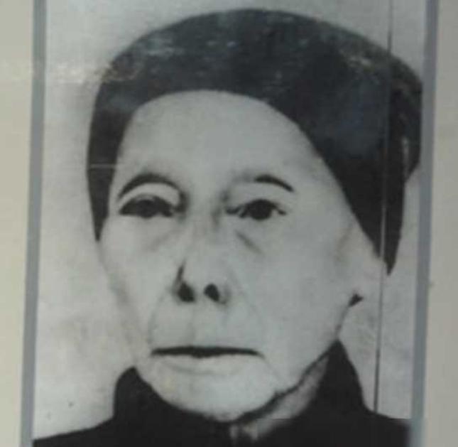 1933年，毛泽东隐蔽在一位农妇家中。当国民党士兵搜查时，这位农妇坚定地说：“你