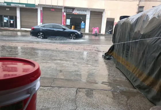 湖北随州突降阵雨现龙身
今天2025年6月14日中午12点37分湖北随州艳阳高照