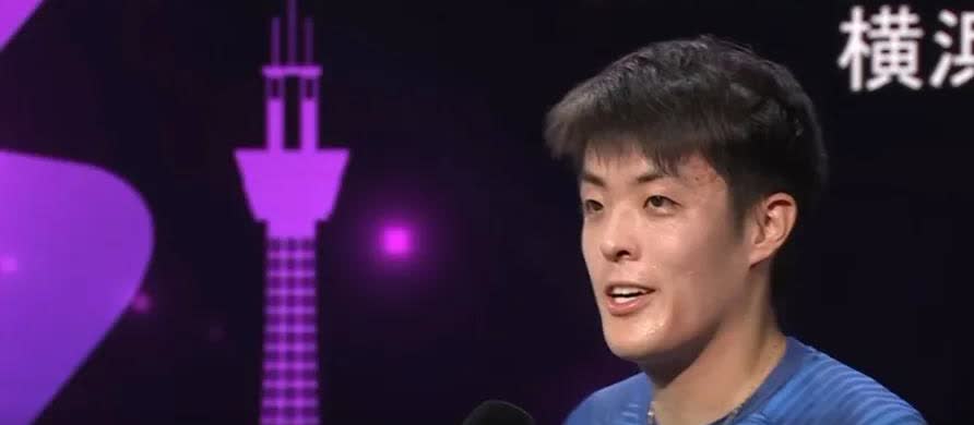 邱党笑了。发自肺腑。

刚刚，邱党战胜世一林诗栋，晋级8强了，晋级高兴是一方
