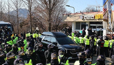 当地时间昨日，韩国总统尹锡悦在首尔看守所会见执政党国民力量领导班子，嘱咐全党一心