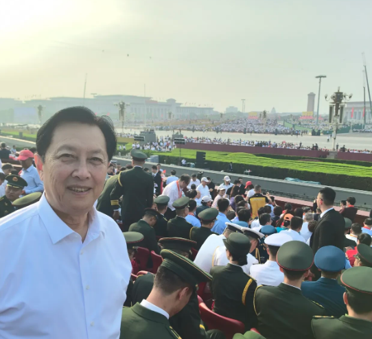 今天的阅兵仪式，唐国强有幸参加了，在阅兵观礼台上唐国强显得异常兴奋。

唐国强是