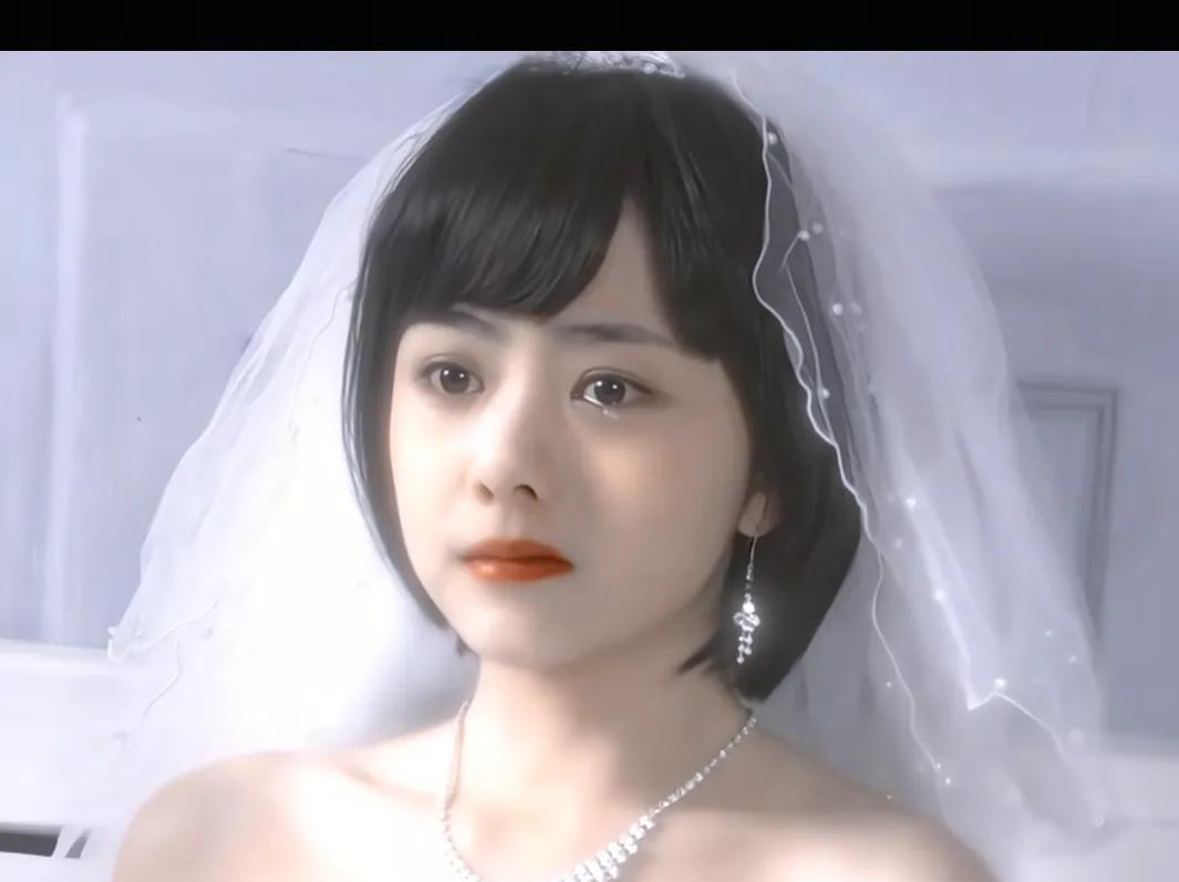 早期松韵的新娘妆，穿着婚纱同样非常惊艳，手握着枪，一点也不抖，真的像一位训练有素