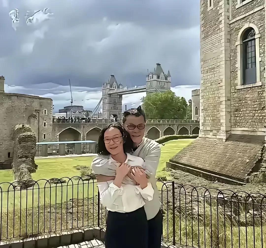 李国庆和他的新婚妻子，两个人的岁数加起来120多岁了…
李国庆分享出来的照片，看