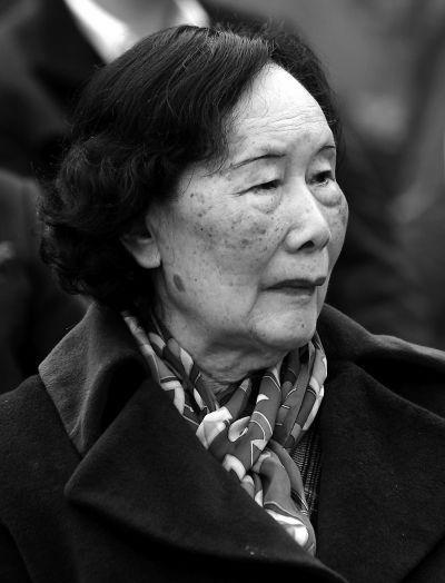 1953年，徐悲鸿猝然离世，他的妻子才30岁。几年后，妻子廖静文选择了改嫁，还生