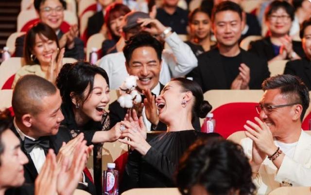 白玉兰这两天营销女性互助有点过了
现在有网友已经开始扒获奖女演员们的过往了，千万