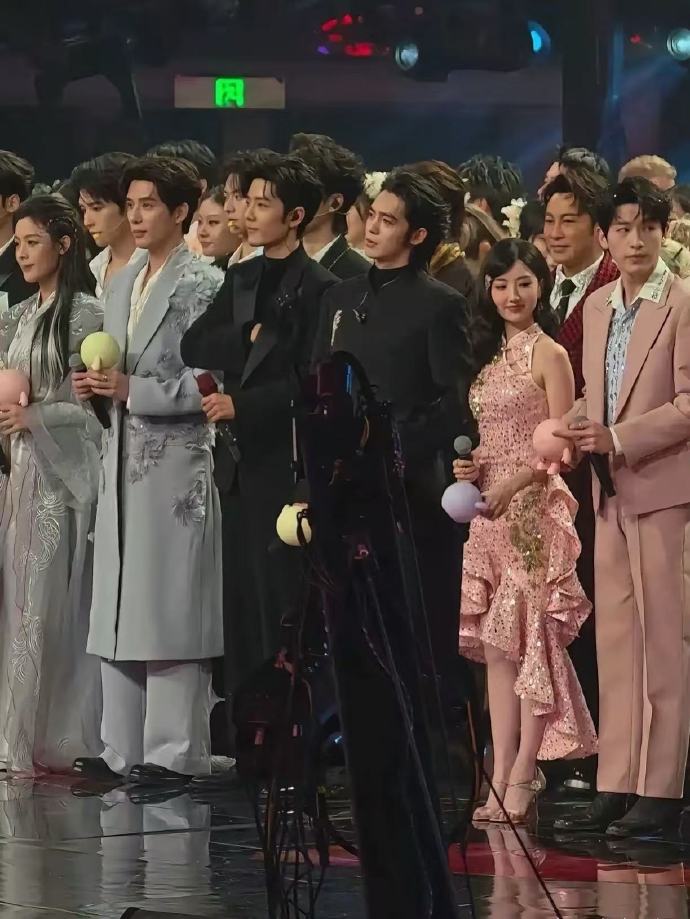 毛晓彤竟然是最矮的…还有这些男明星咋都一个发型 ​​​