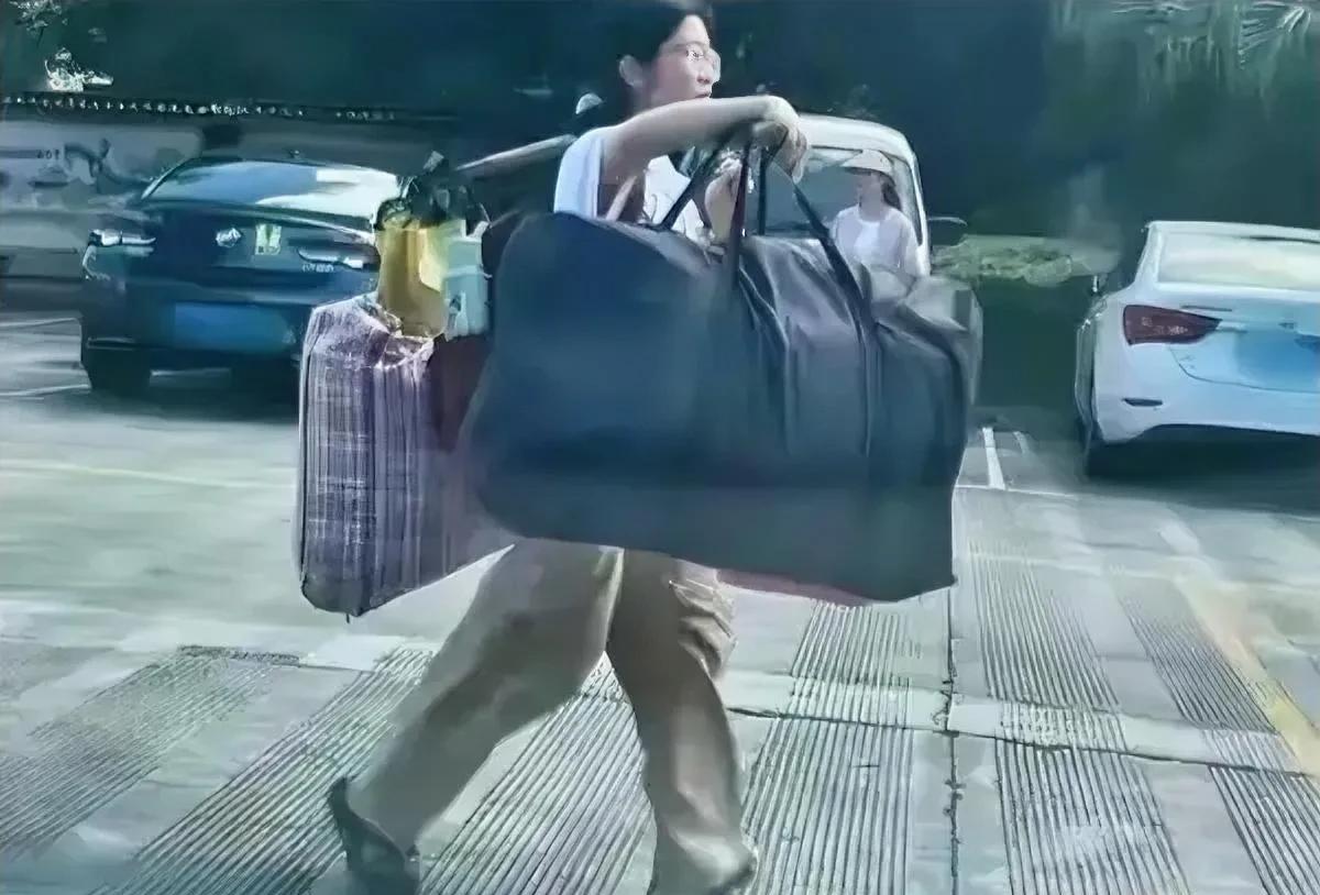今年的高考已经结束，但广西桂林女孩刘同学高考完毕，她独自挑着行李回家的举动却瞬间