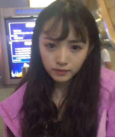 田曦薇早期直播真是漂亮 就是打扮有点社会 看着不太好惹