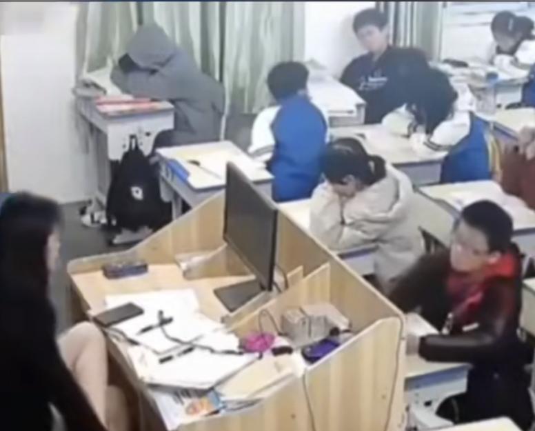 班主任未经家长和学生允许，在班级里私自安装监控，结果遭到了学生网上举报，到底真的