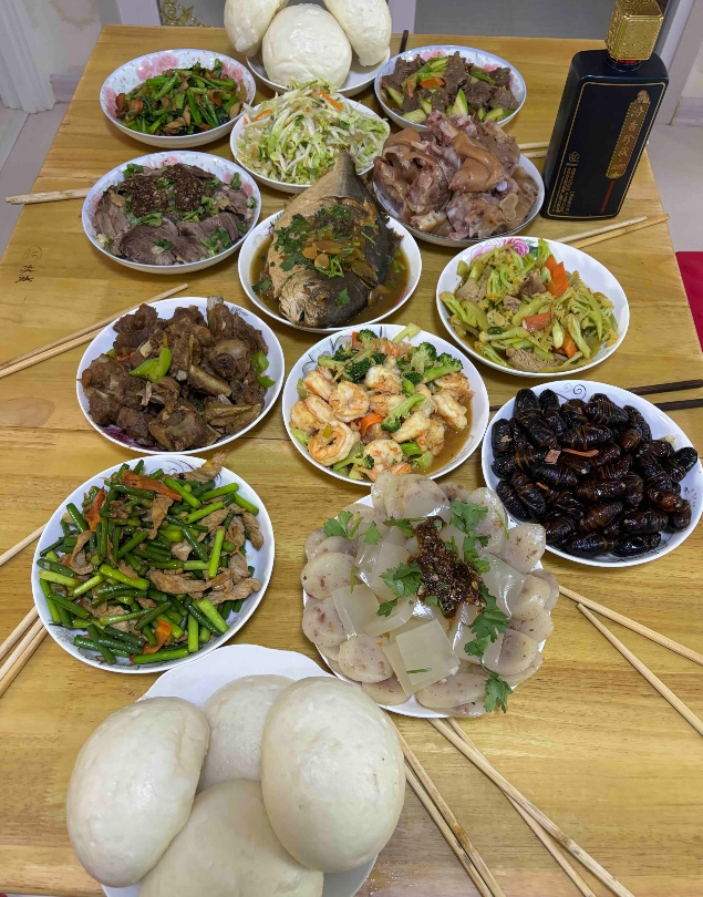 上次退还给婆婆那5000块钱，她又托四叔公四婶婆带来了，带的是现金，我们只好收着