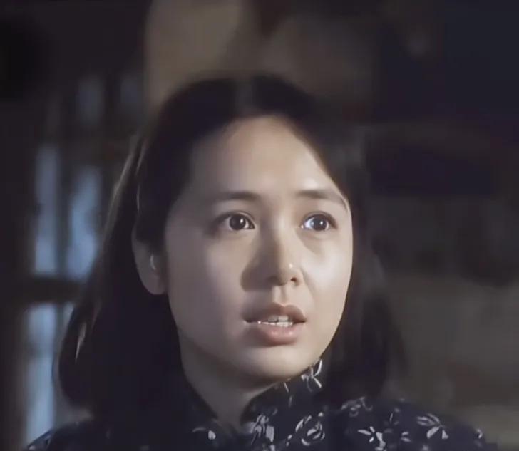 偶然刷到一部老电影，被剧中的这位女演员惊艳了，脸上肉嘟嘟的，浓眉大眼，虽然谈不上