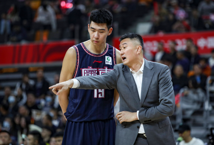 徐昕杜锋握手言和！
因为在球场上与杜锋顶嘴，徐昕在昨晚的比赛中被取消上场机会！赛
