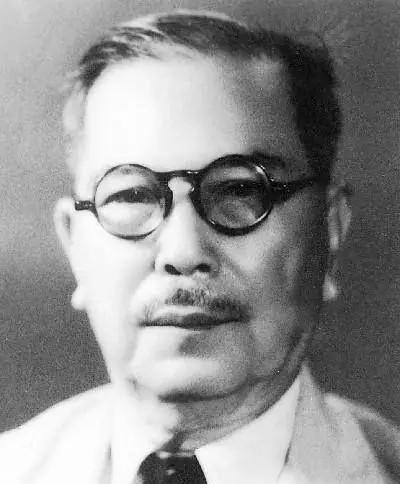 1940年，南洋华侨领袖陈嘉庚回国后，先看到的是国民党官员花天酒地、贪污腐败，后